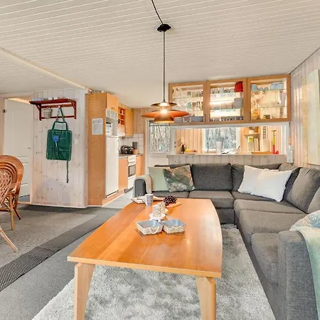 Semesterbostad 4 Bedroom Lovely In